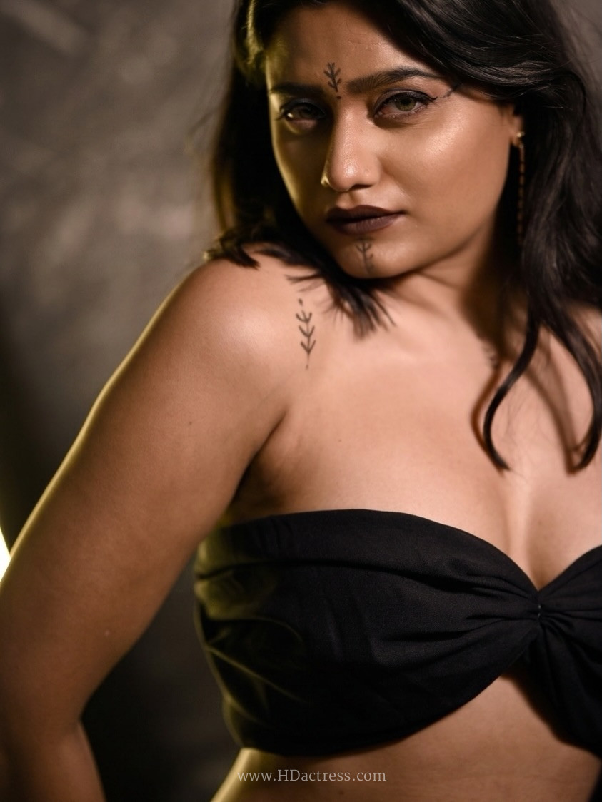 Shweta in black saree and strapless blouse Shweta in black saree and strapless blouse