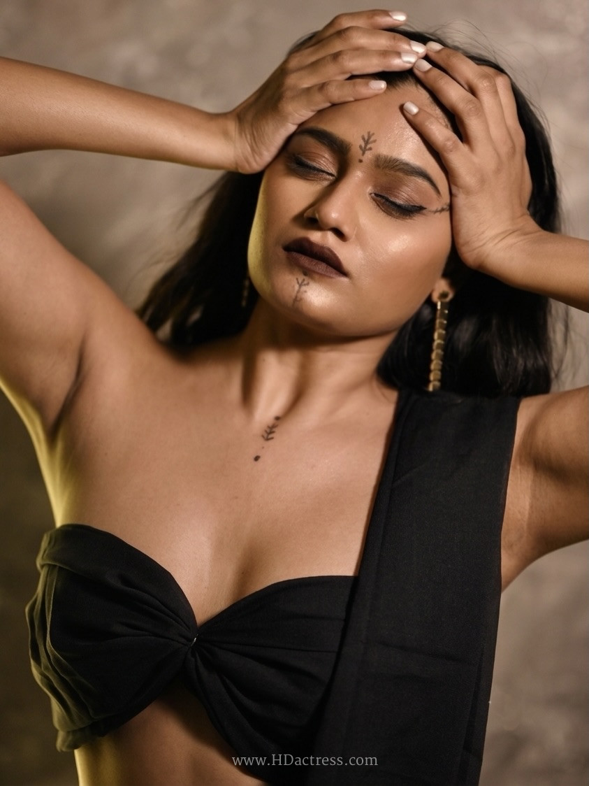 Shweta in black saree and strapless blouse Shweta in black saree and strapless blouse
