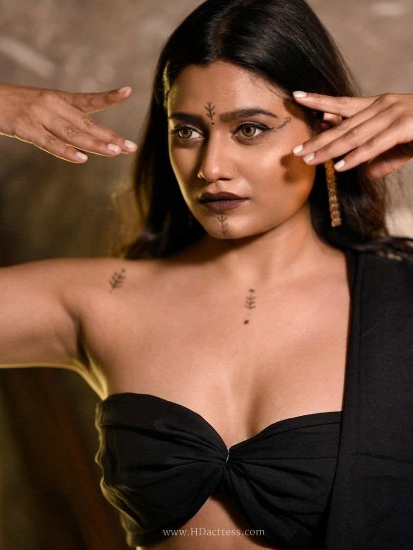 Shweta in black saree and strapless blouse Shweta in black saree and strapless blouse