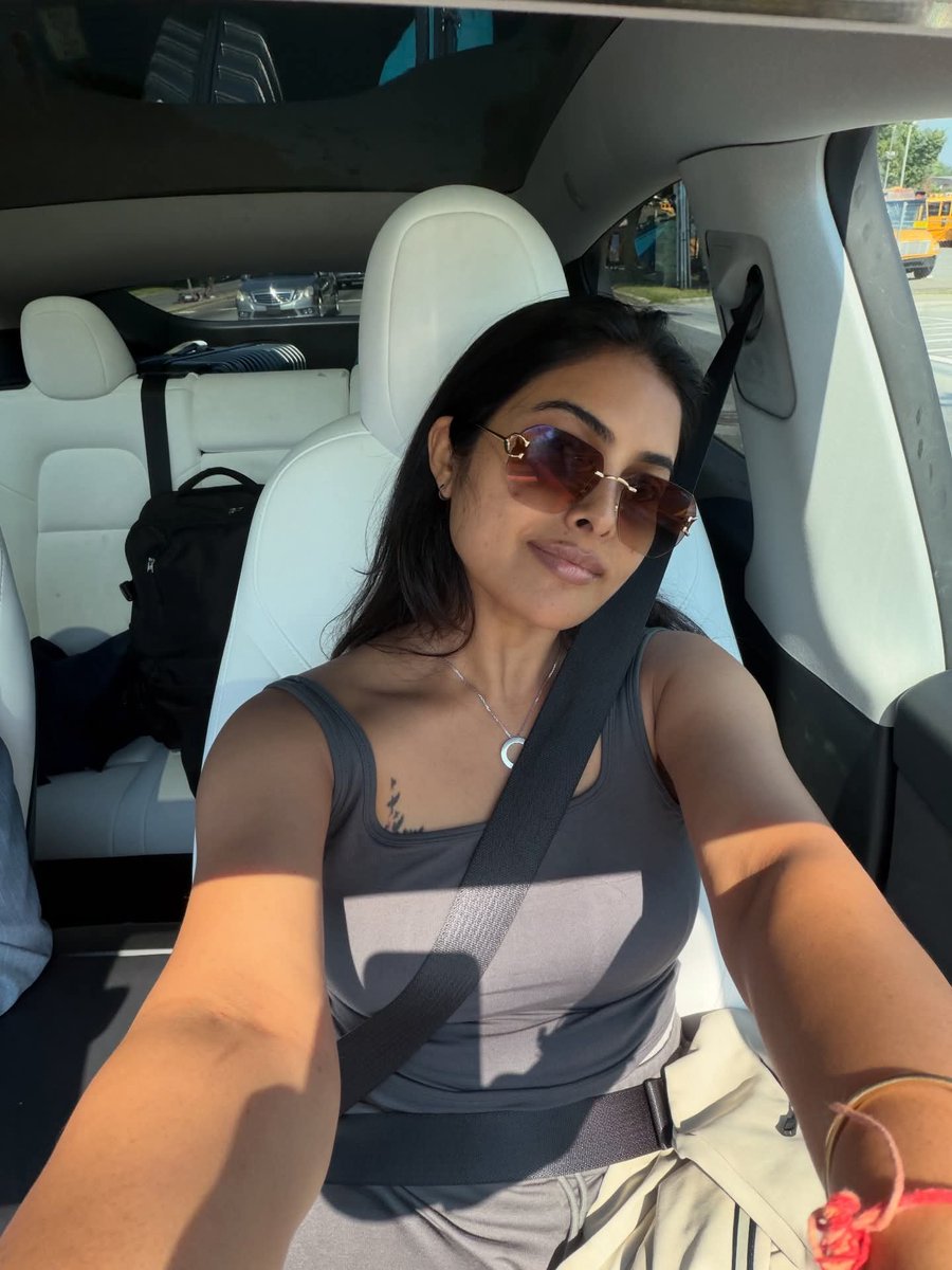 Divi Vadthya 🩶😻 Latest HD Photos