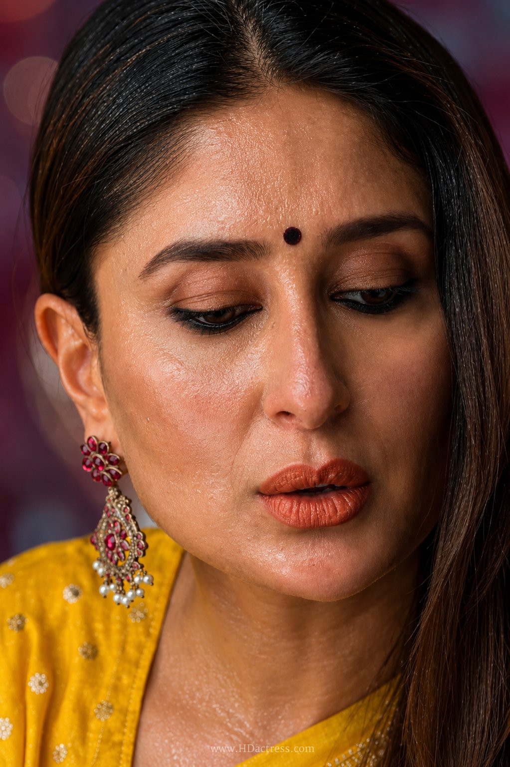 Kareena Kapoor’s Iconic Face Card: The HD Photos That Literally Stopped the Internet