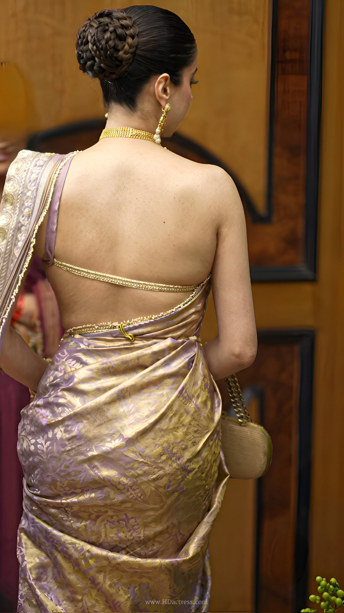 Janhvi Kapoor’s New Traditional Backless Blouse Design is Pure Royal Elegance