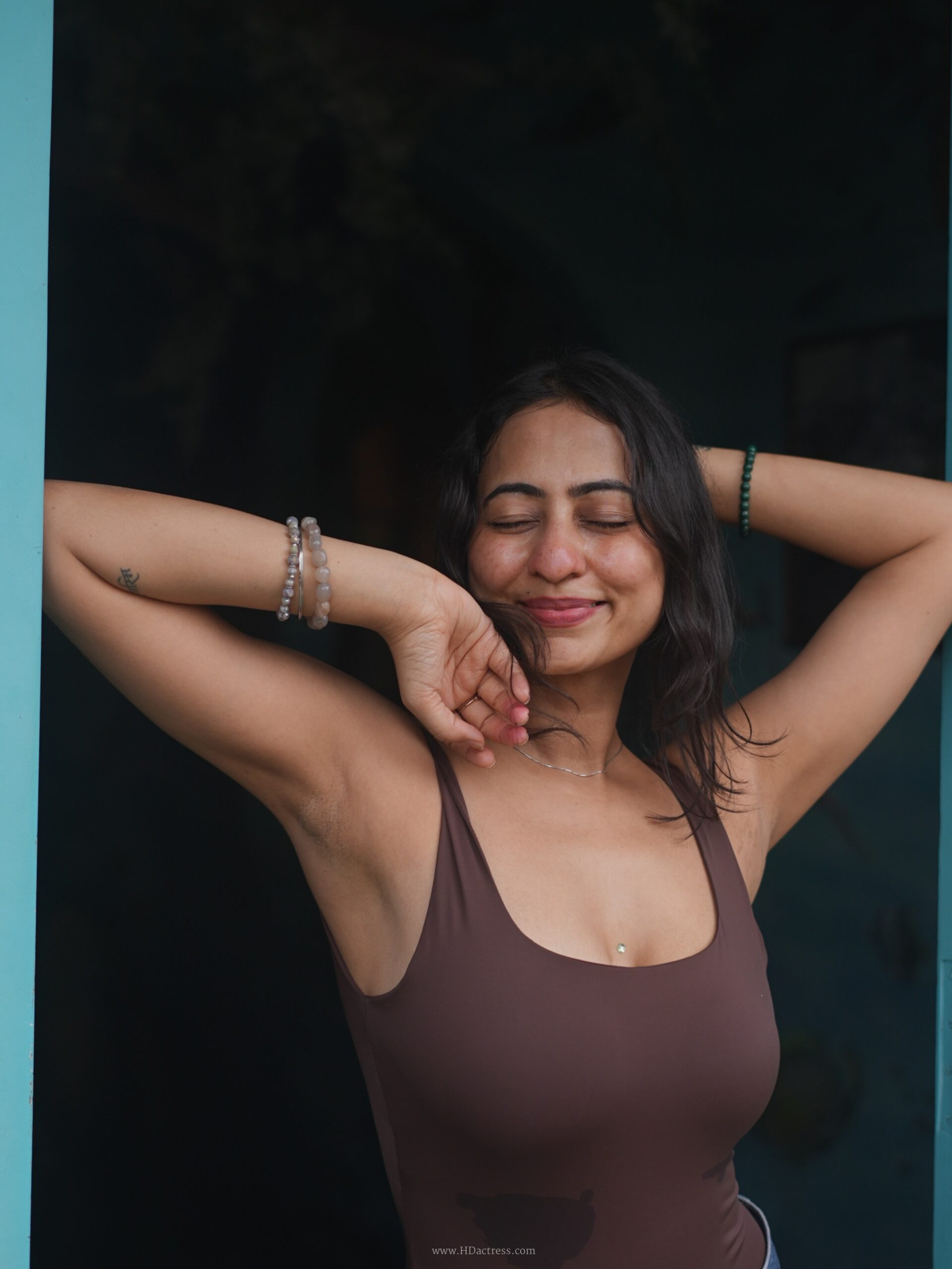 Kiran Yogeshwar armpit pics in brown tank top and blue jeans