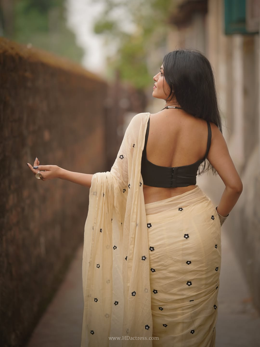Sangitaa Das latest cream sleeveless saree look Sangitaa Das latest cream sleeveless saree look
