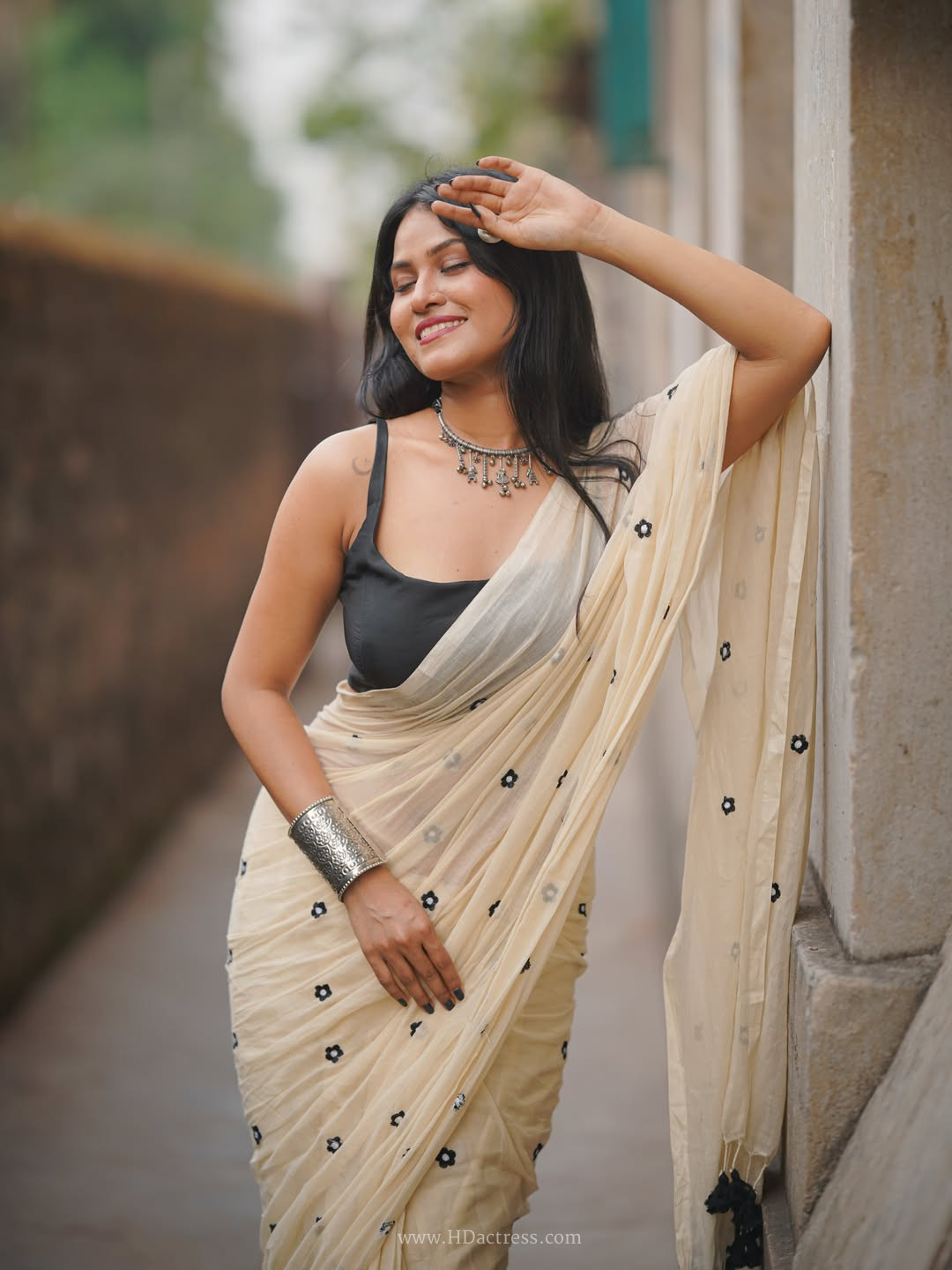 Sangitaa Das latest cream sleeveless saree look Sangitaa Das latest cream sleeveless saree look
