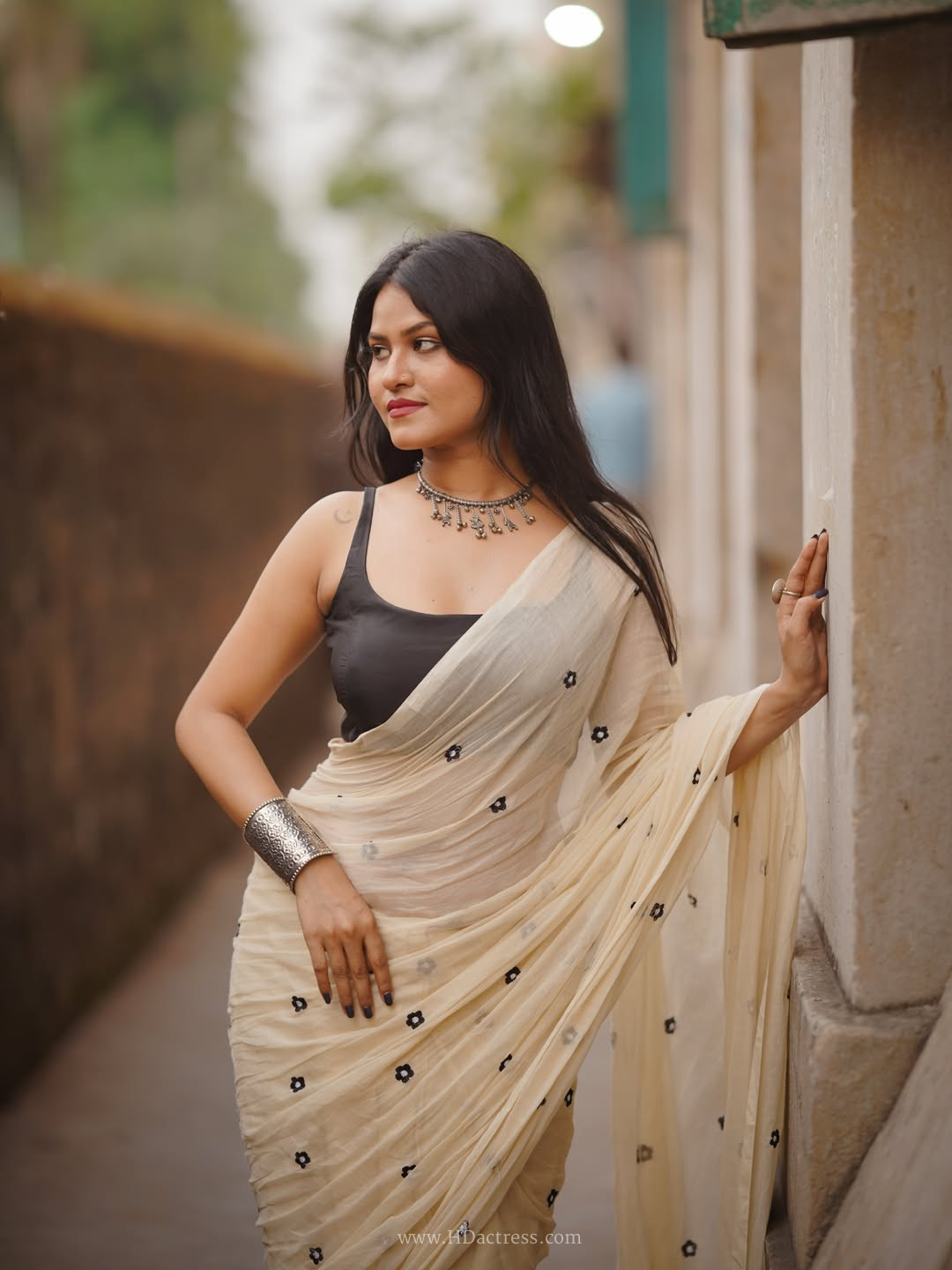 Sangitaa Das latest cream sleeveless saree look Sangitaa Das latest cream sleeveless saree look