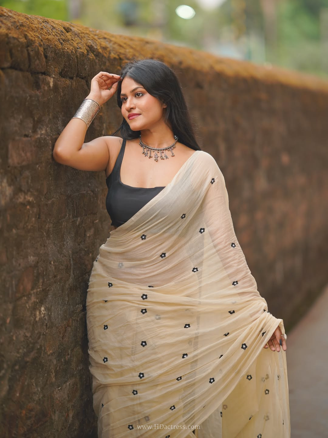 Sangitaa Das latest cream sleeveless saree look Sangitaa Das latest cream sleeveless saree look