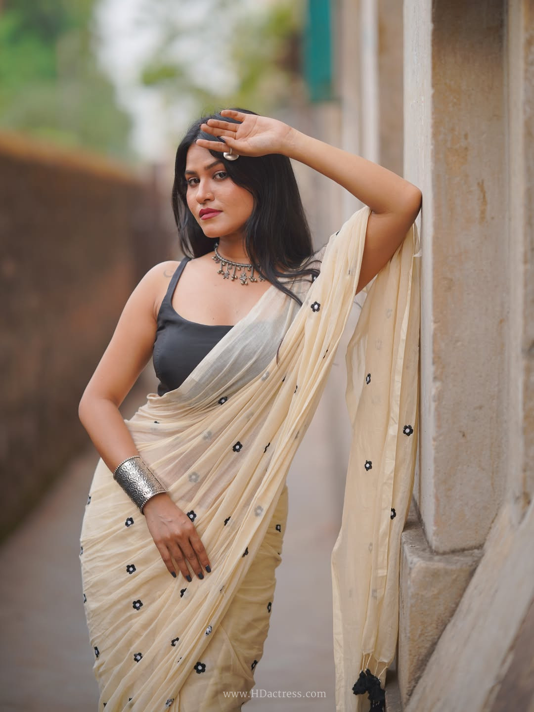 Sangitaa Das latest cream sleeveless saree look Sangitaa Das latest cream sleeveless saree look