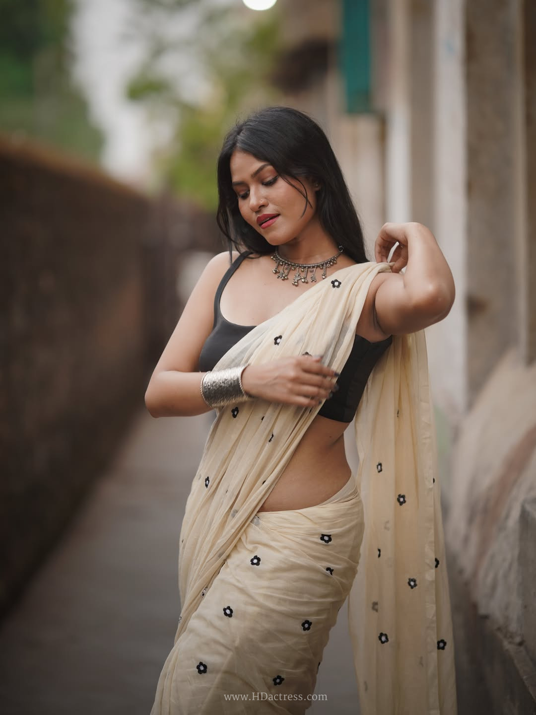 Sangitaa Das latest cream sleeveless saree look Sangitaa Das latest cream sleeveless saree look