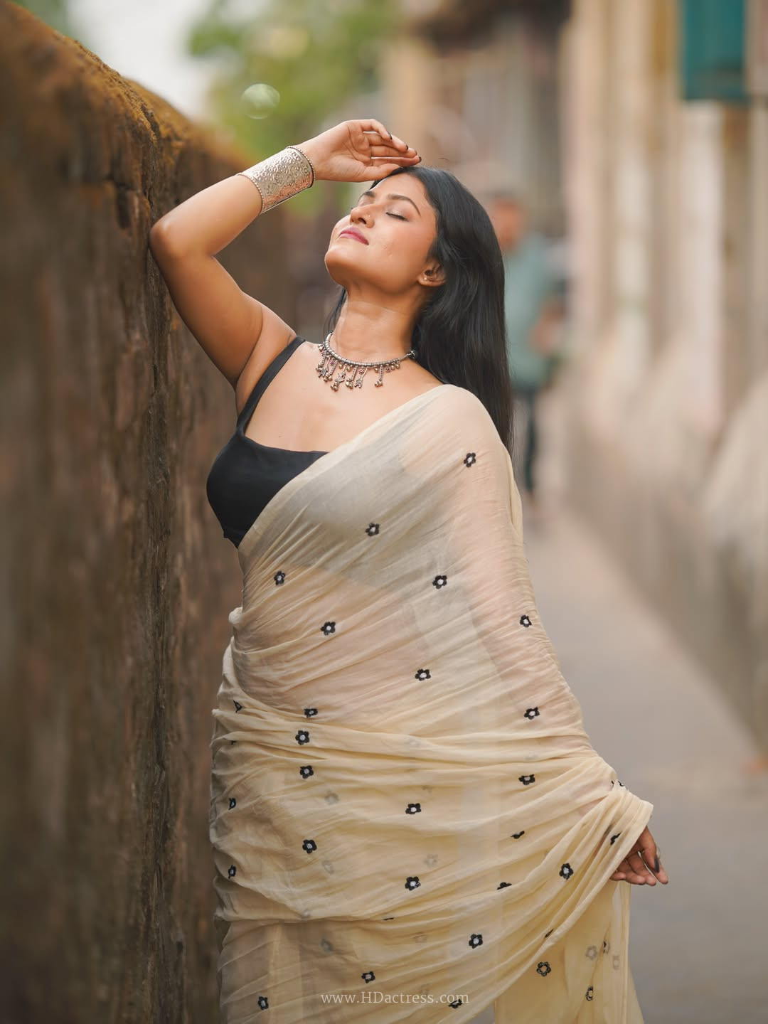 Sangitaa Das latest cream sleeveless saree look Sangitaa Das latest cream sleeveless saree look