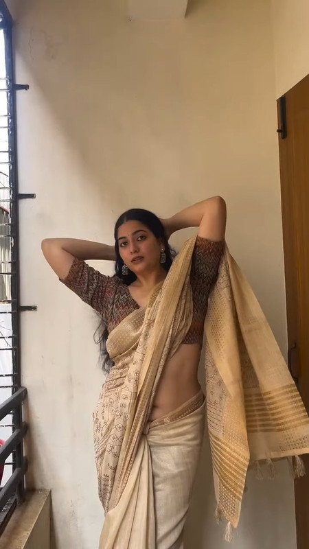 Ksudha Sexy Big Deep Navel Holein Golden Saree Mp4 Snapshot 00 14 088