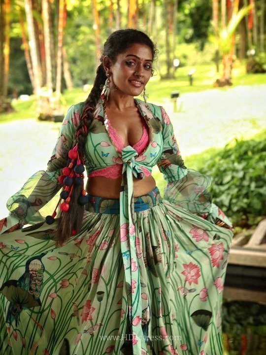 Lakshu raghav highlighted her toned belly and neckline in a tie-front cropped top.. - Image 2 Lakshu raghav highlighted her toned belly and neckline in a tie-front cropped top.. - Image 2
