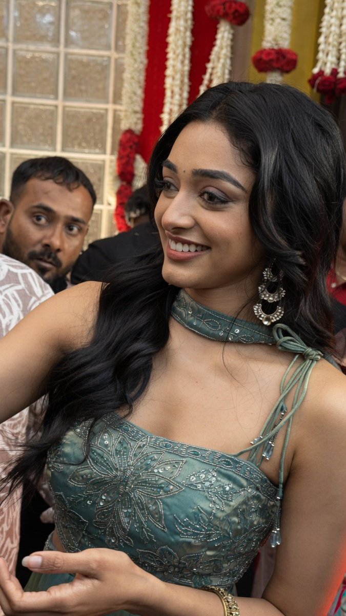 Preity Mukhundhan appeared on an event in Hyderabad and she got struck with huge love from fans. ❤️ #PreityMukhundhan