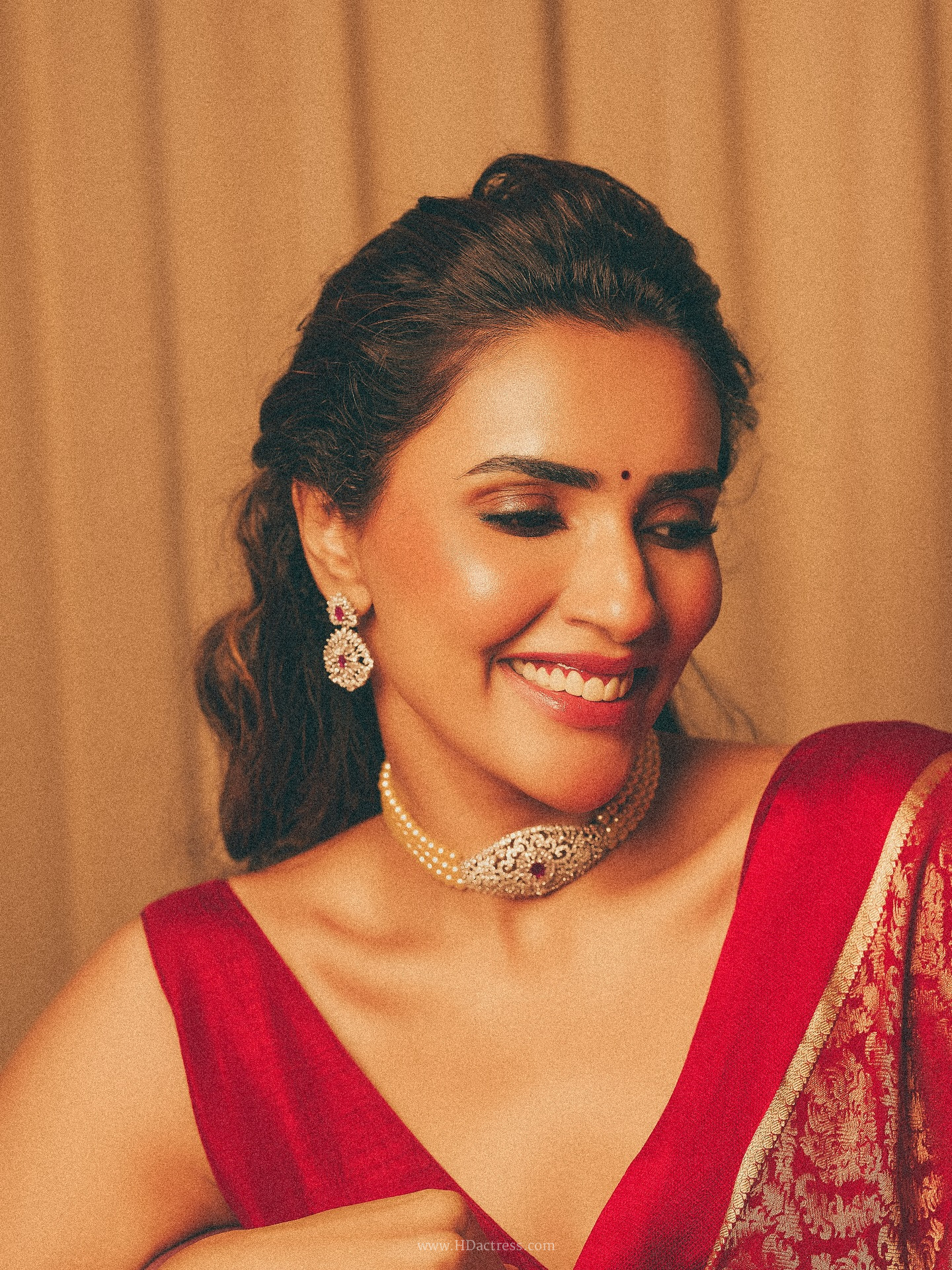 Akshara Gowda in crimson red Banarasi silk saree Akshara Gowda in crimson red Banarasi silk saree