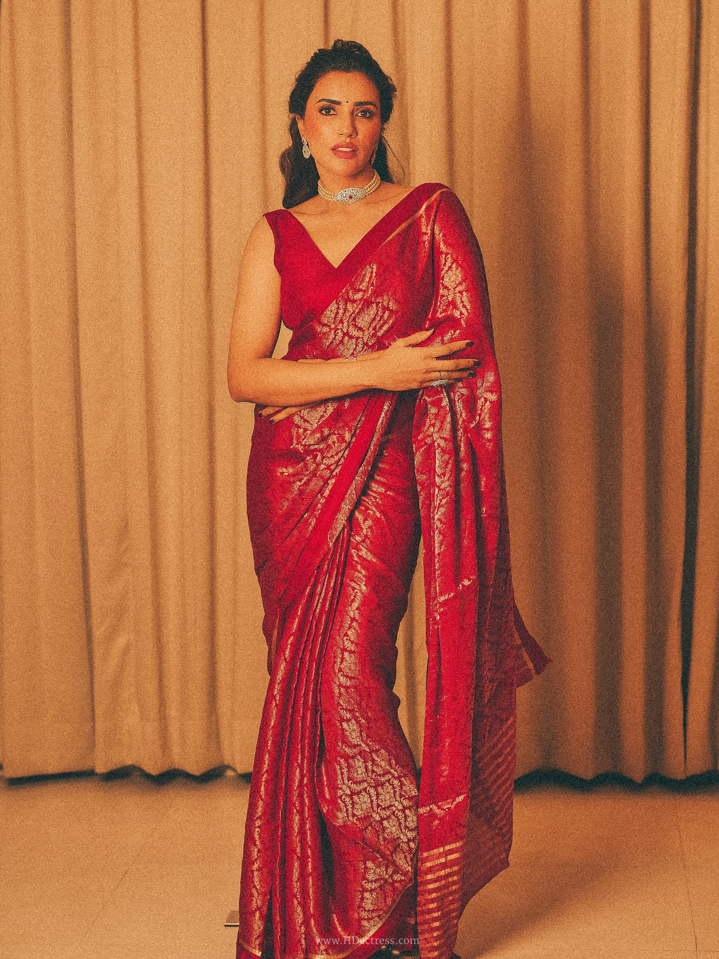 Akshara Gowda in crimson red Banarasi silk saree Akshara Gowda in crimson red Banarasi silk saree