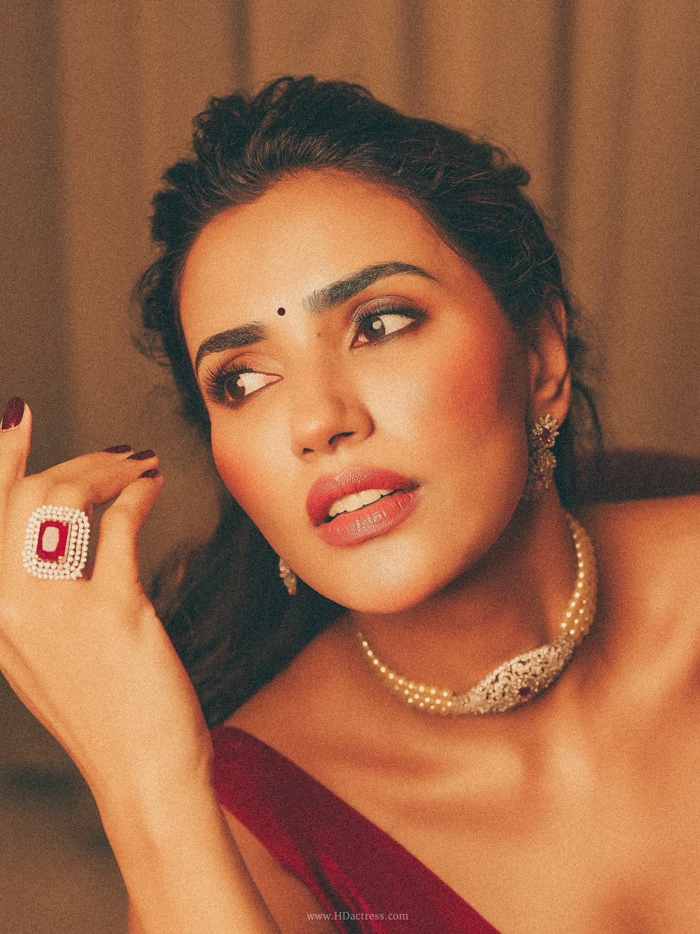 Akshara Gowda in crimson red Banarasi silk saree Akshara Gowda in crimson red Banarasi silk saree