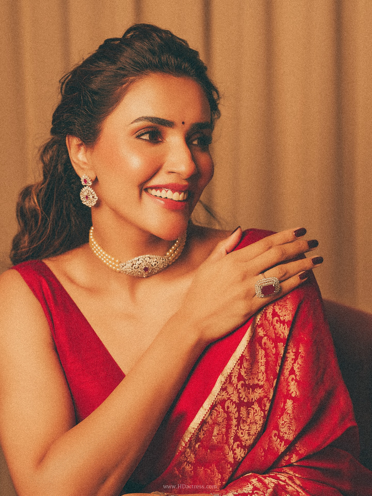 Akshara Gowda in crimson red Banarasi silk saree Akshara Gowda in crimson red Banarasi silk saree