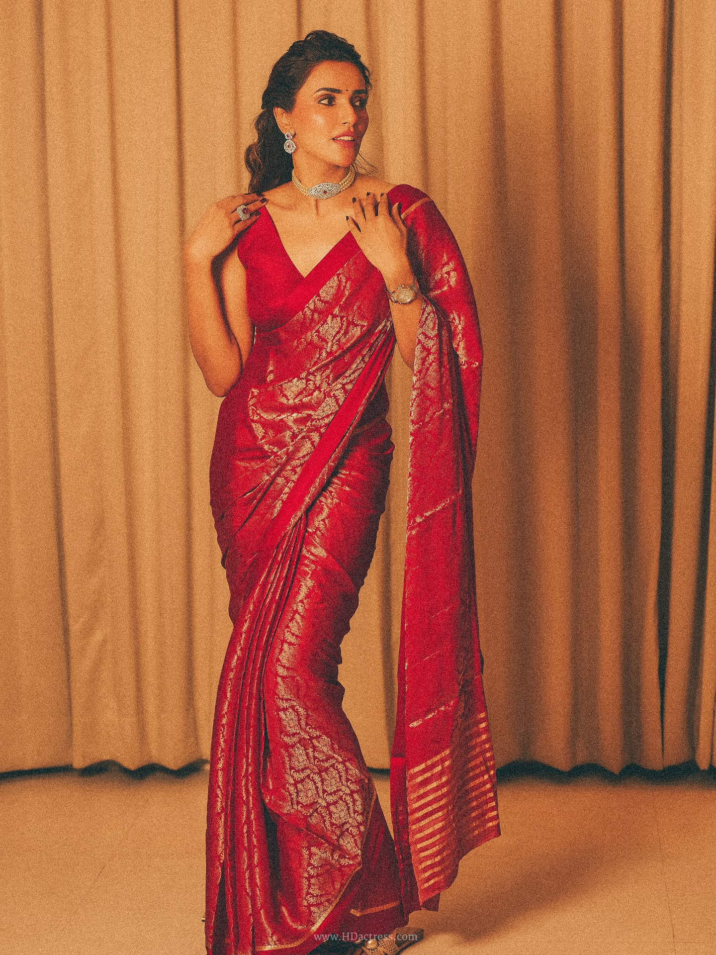 Akshara Gowda in crimson red Banarasi silk saree Akshara Gowda in crimson red Banarasi silk saree