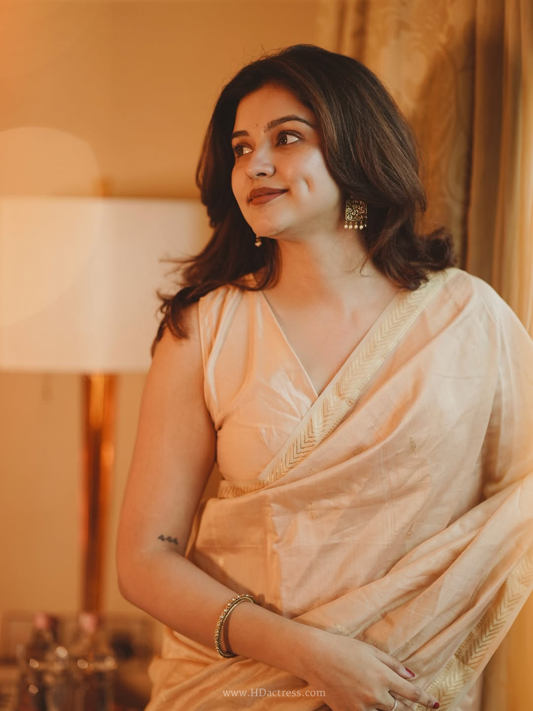Jayshu in cream-colored saree