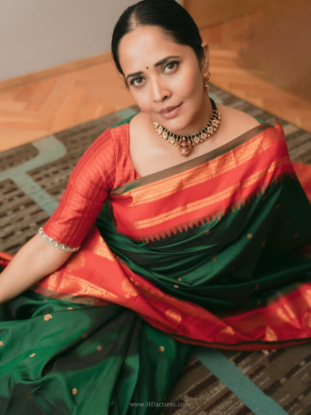 Anasuya Bharadwaj in deep green silk saree
