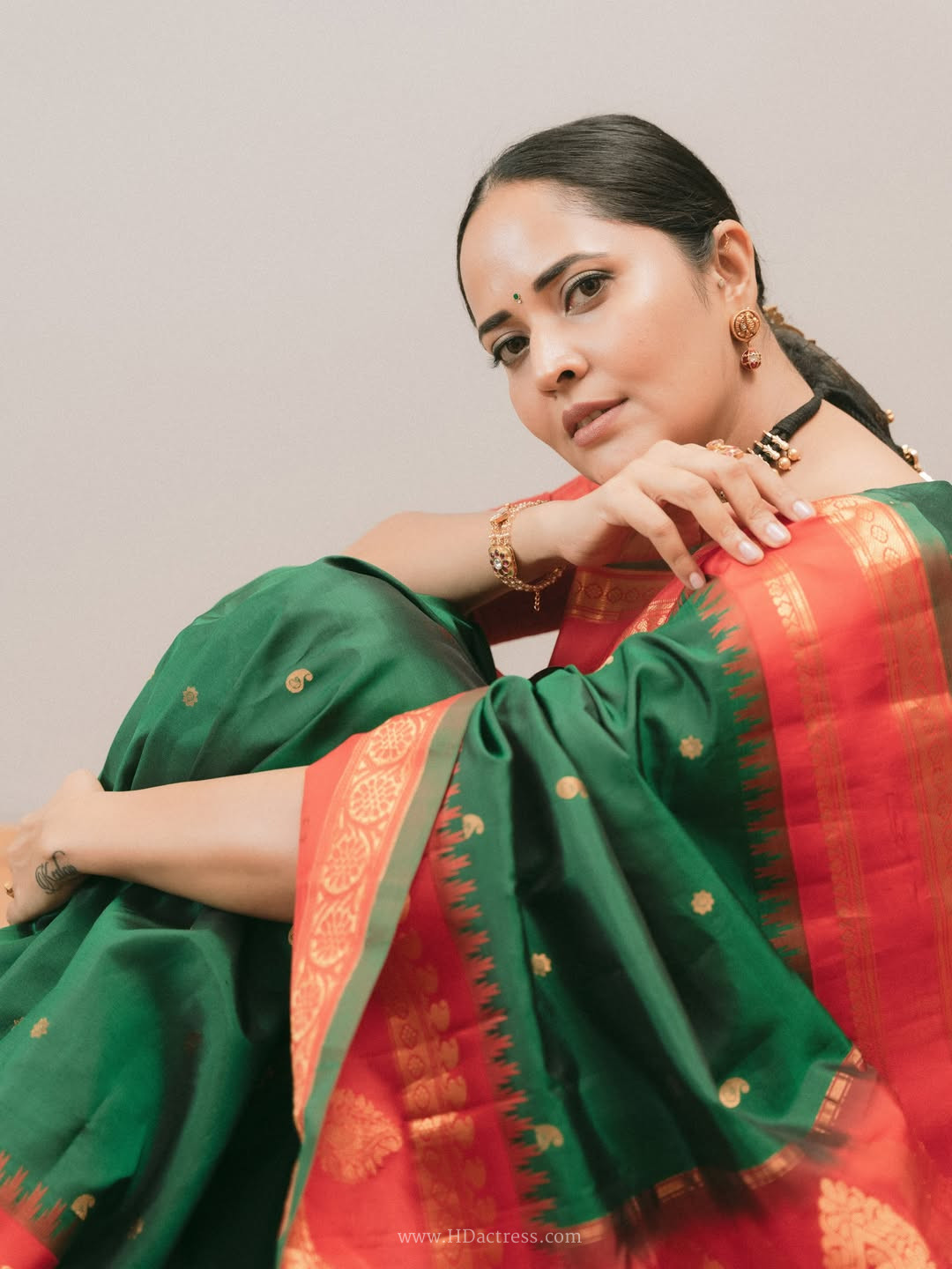 Anasuya Bharadwaj in deep green silk saree Anasuya Bharadwaj in deep green silk saree