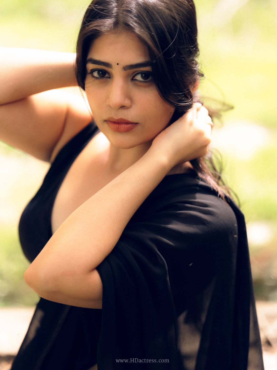 Bandhavi Sridhar in black chiffon saree