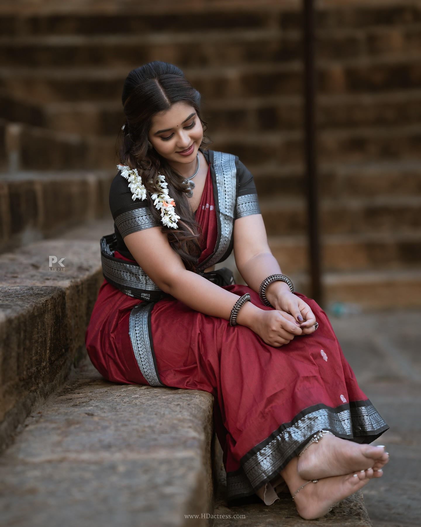 Mouna Guddemane in maroon saree Mouna Guddemane in maroon saree