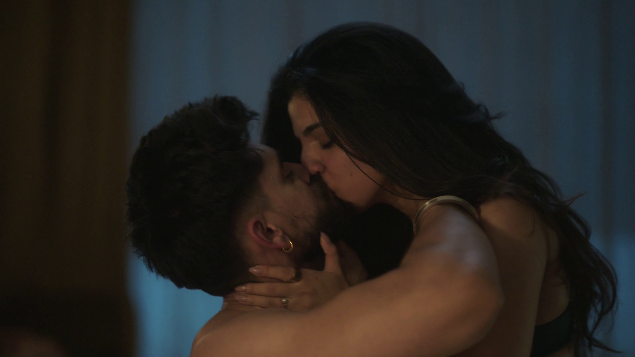 Asheema Vardaan Liplock Romance: The Sensational Screen Moments from Ab Hoga Hisaab S1