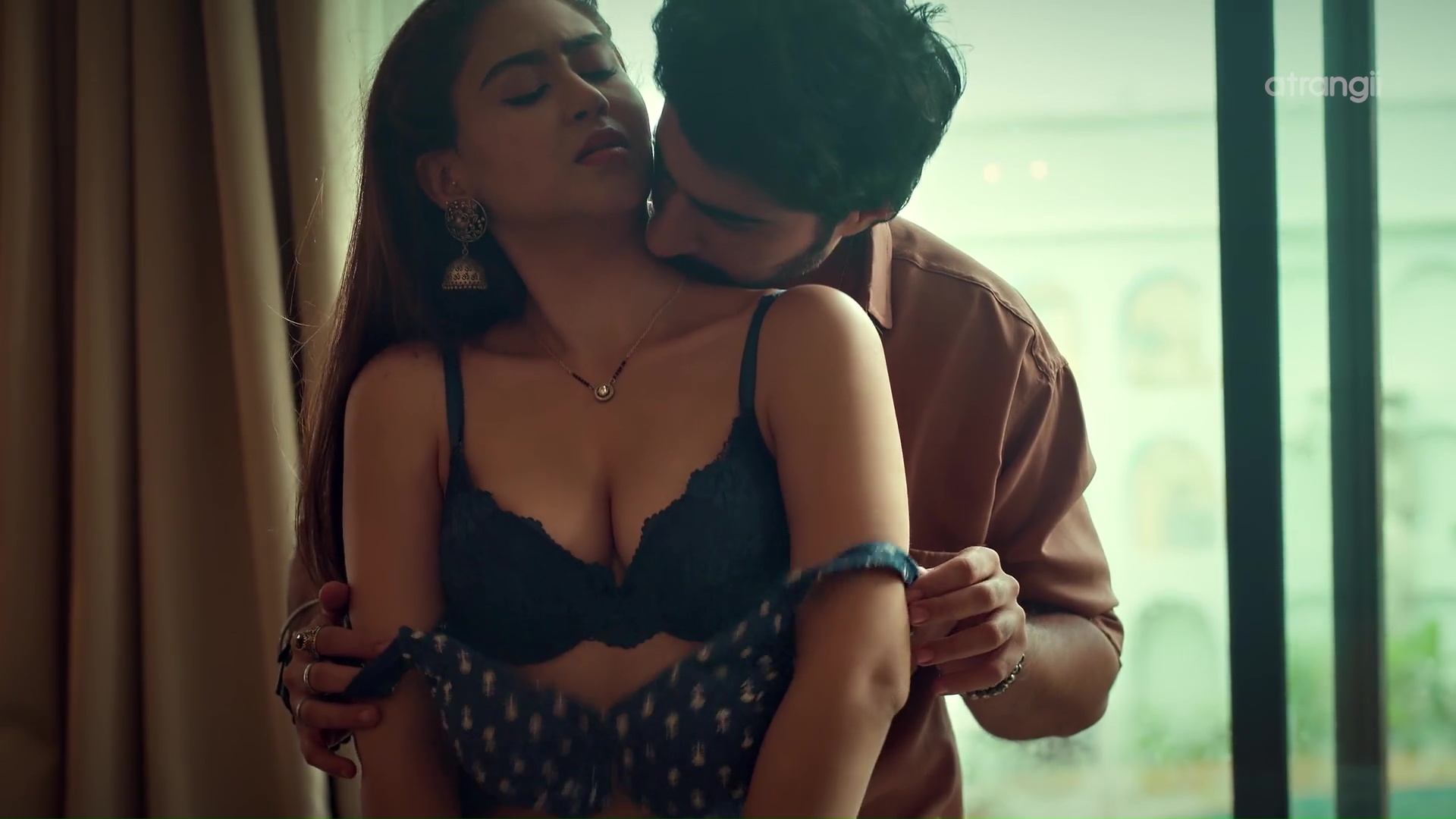 Priyanka Khatwani’s Unforgettable Lingerie & Liplock Scenes in Cockpit