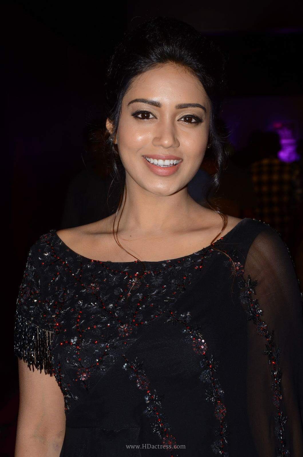 Actress Nivetha Pethuraj HD photos