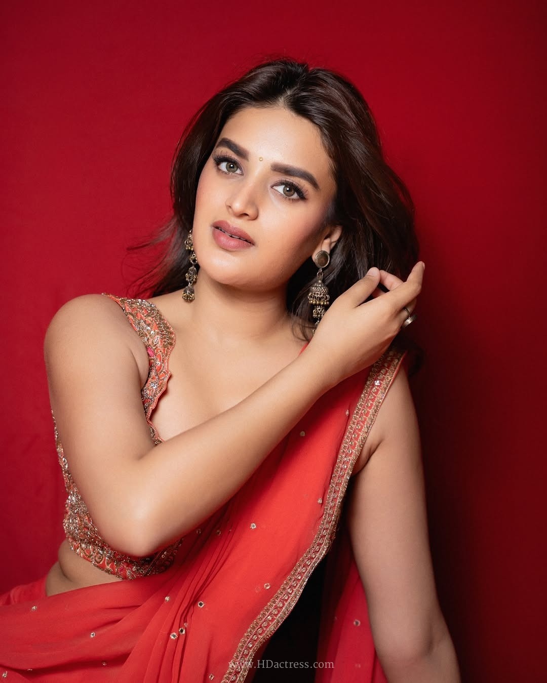 Nidhhi agerwal looks so traditional in sleeveless red saree.. - Image 5 Nidhhi agerwal looks so traditional in sleeveless red saree.. - Image 5