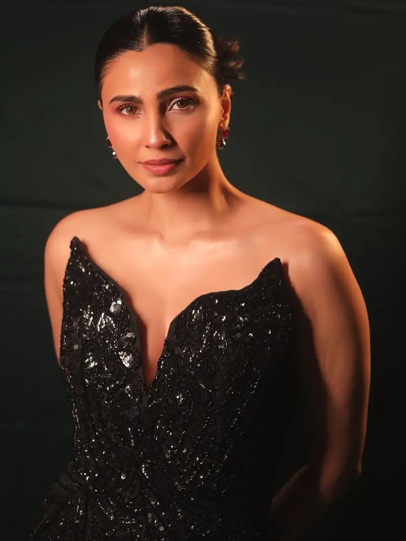 Hindi Actress Daisy Shah Photoshoot In Long Black Gown