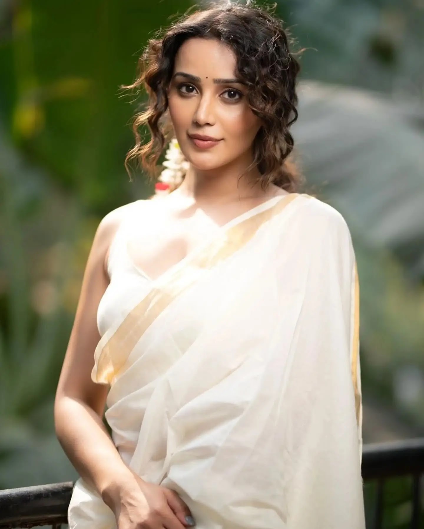 Indian Actress Anaira Gupta In White Saree Sleeveless Blouse