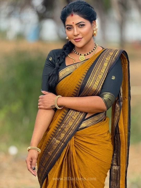 Reshma Pasupuleti Exhibits Her Curves Perfectly In Saree - Image 3 Reshma Pasupuleti Exhibits Her Curves Perfectly In Saree - Image 3