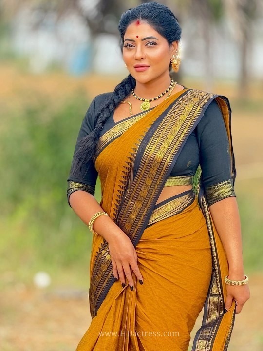 Reshma Pasupuleti Exhibits Her Curves Perfectly In Saree - Image 4 Reshma Pasupuleti Exhibits Her Curves Perfectly In Saree - Image 4