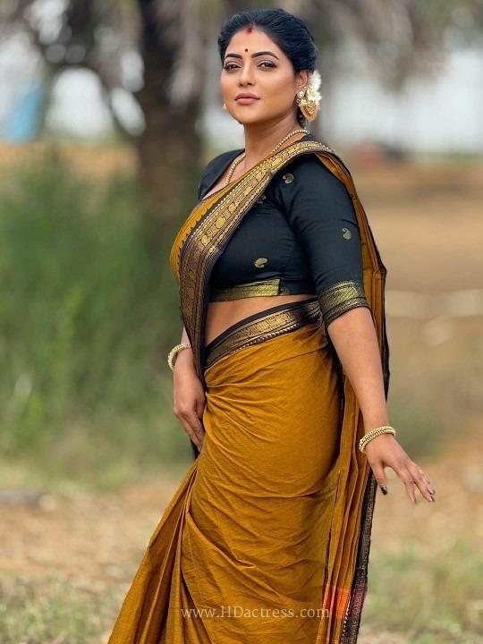 Reshma Pasupuleti Exhibits Her Curves Perfectly In Saree - Image 10 Reshma Pasupuleti Exhibits Her Curves Perfectly In Saree - Image 10