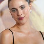 Rt Meenakshi Unoff Margaret Qualley And Geraldine Viswanathan In Drive Away Dolls Check Quote F09fa5b5