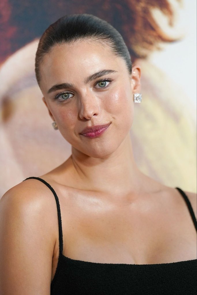 Rt Meenakshi Unoff Margaret Qualley And Geraldine Viswanathan In Drive Away Dolls Check Quote F09fa5b5