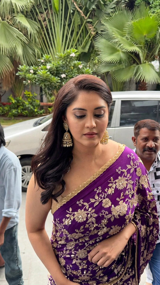 Surabhi comes in a saree look for the Rambai Oorvasi Menaka teaser launch event. ❤️ #Surabhi