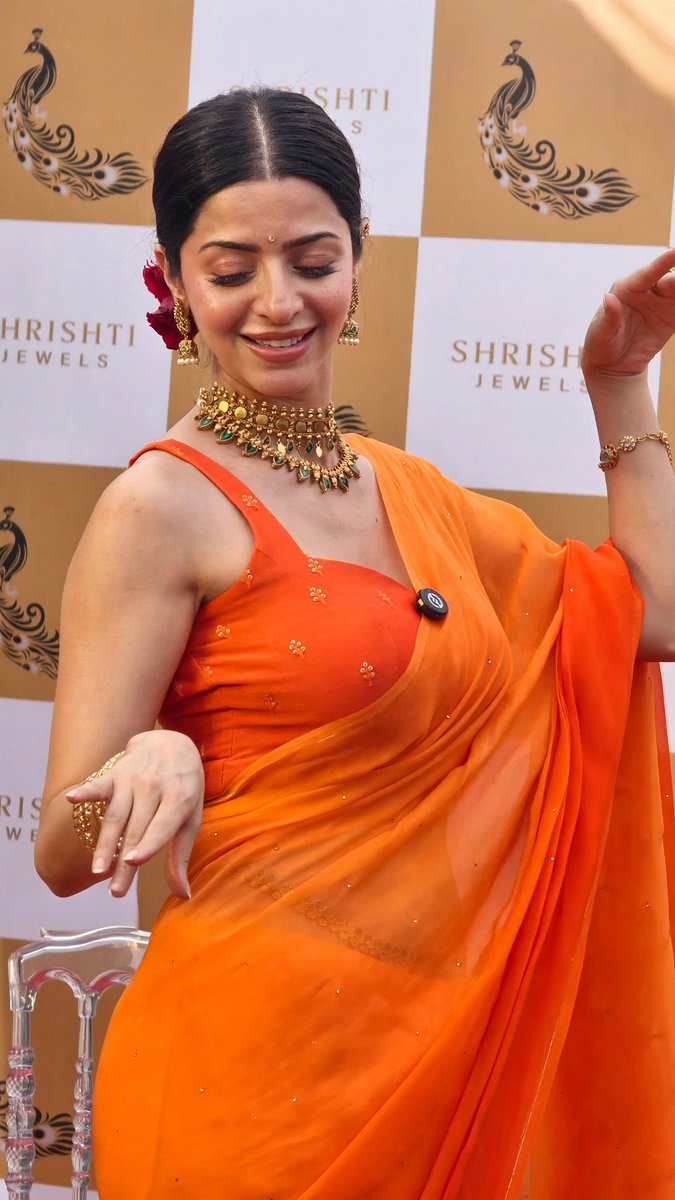 Vedhika did some cute moves when she went for a Jewellery store launch at Kochi. ❤️ #Vedhika