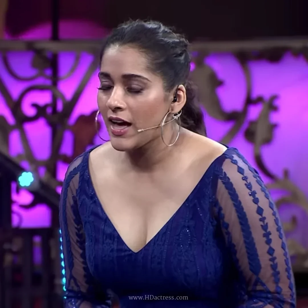Rashmi Gautam: Height: 5 ft 5 in (165 cm) | Bust-Waist-Hips: 34-28-36 inches (34B)