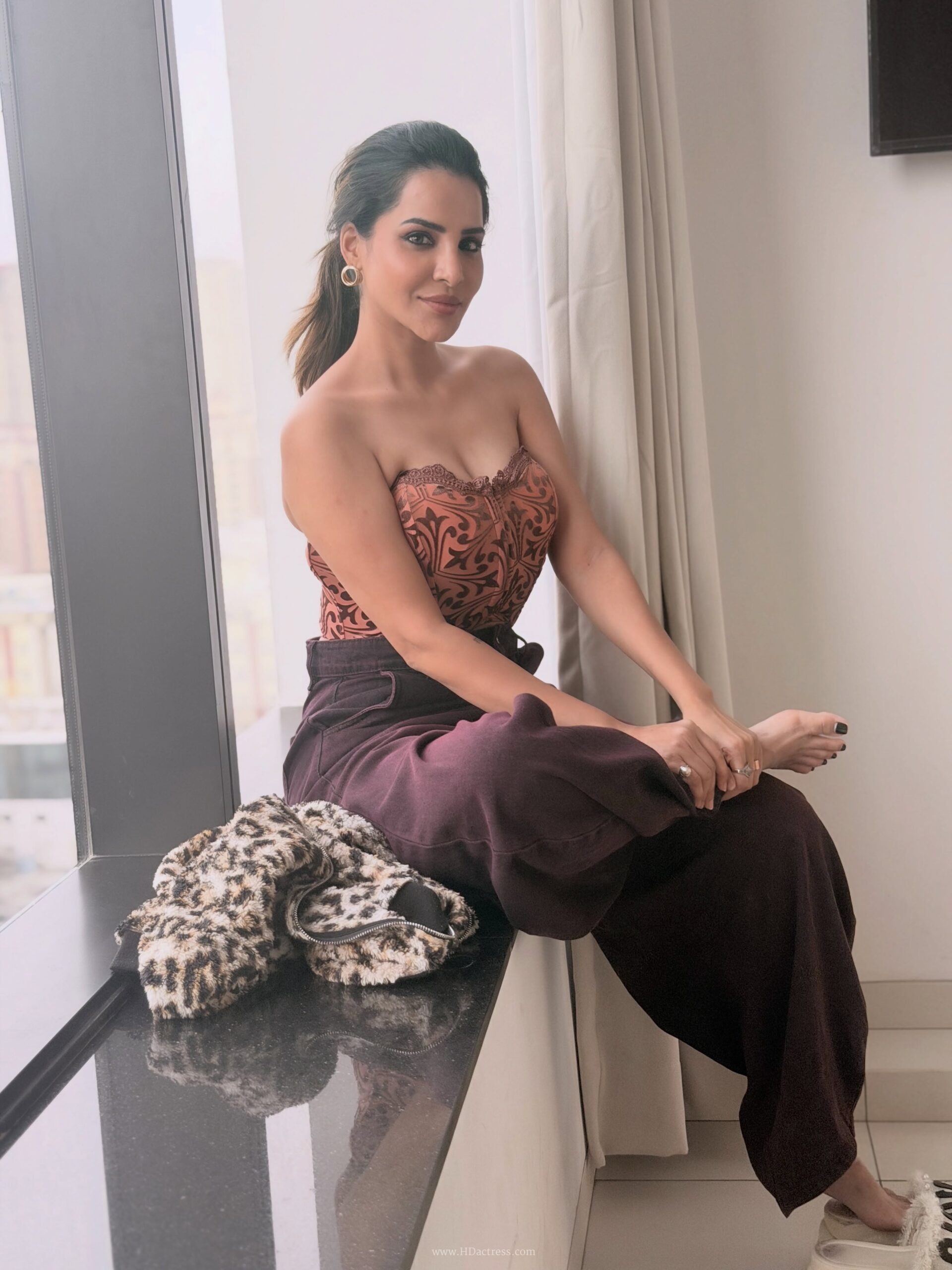 Ashu Reddy: Height: 5'5" | Bust: 34" | Waist: 26" | Hips: 36" | Bra Size: 34B