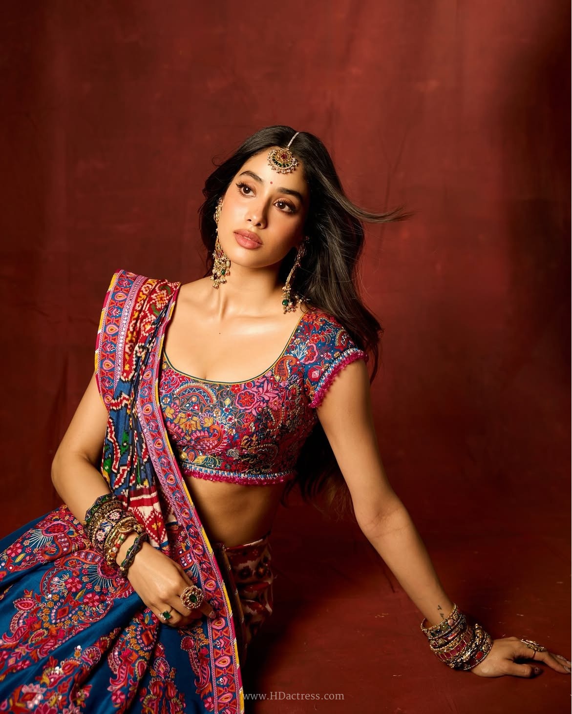 Janhvi Kapoor vitals and bra measurements: Height 5'4" (163 cm), Weight 50 kg (110 lbs), Body 33-25-33, Bra size 32B.

