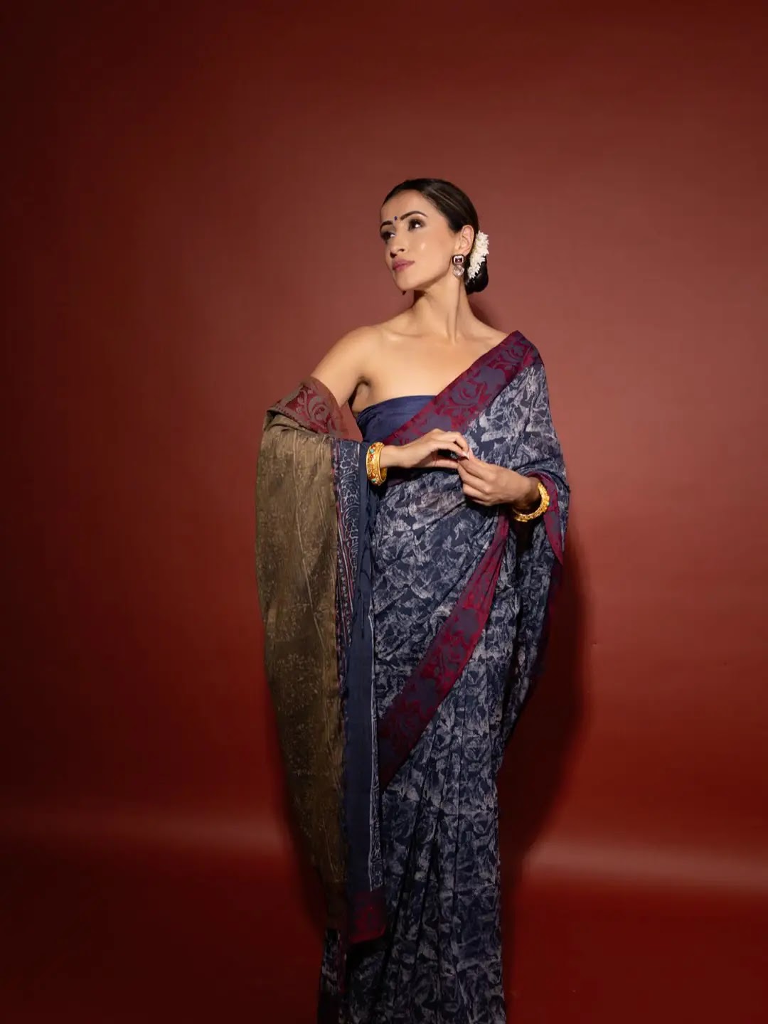 Anshu Ambani Stills In Blue Saree Sleeveless Blouse - Image 5 Anshu Ambani Stills In Blue Saree Sleeveless Blouse - Image 5