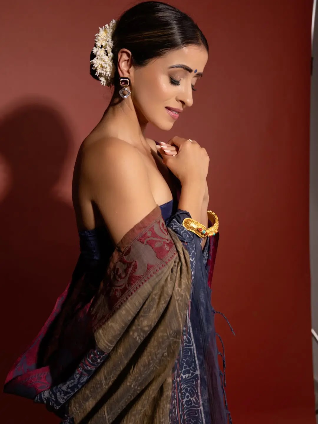 Anshu Ambani Stills In Blue Saree Sleeveless Blouse - Image 6 Anshu Ambani Stills In Blue Saree Sleeveless Blouse - Image 6