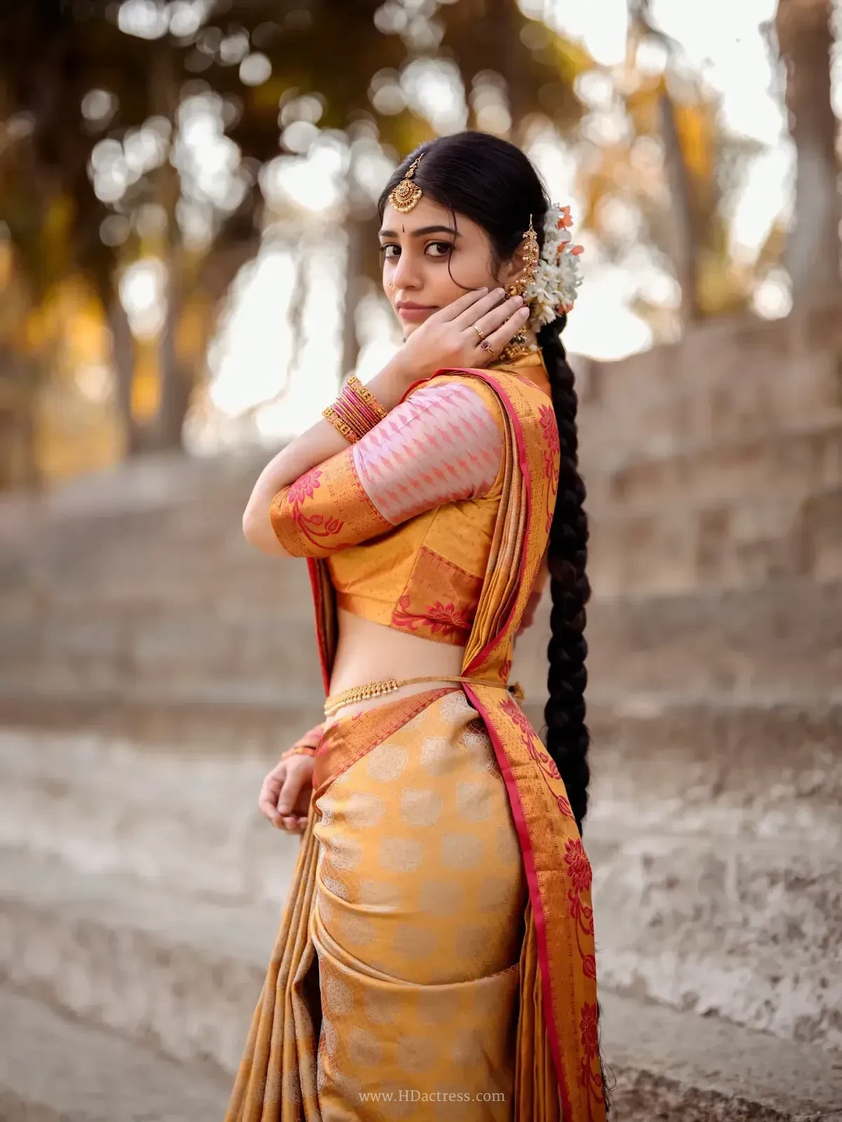 Bandhavi20sridhar20jewellery20orange20saree2028129