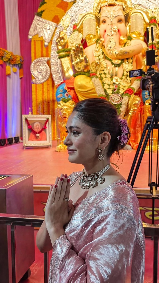 Mrunal Thakur seeks the blessings of Ganesha at GSB Ganesh Mandal. ❤️ #MrunalThakur