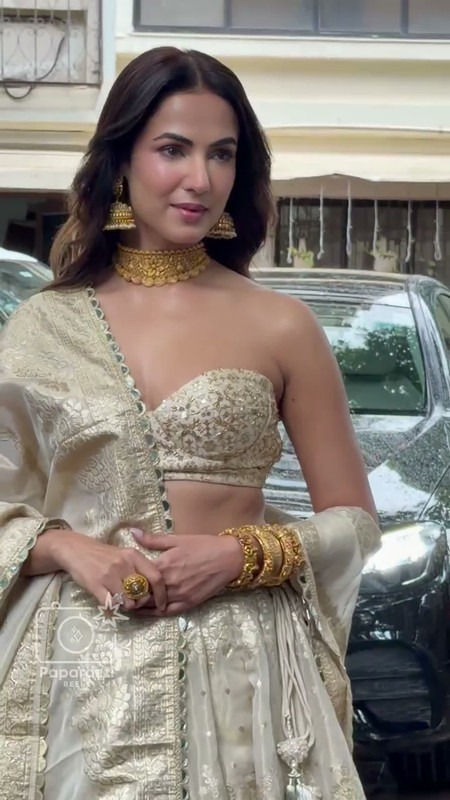 Sonal Chauhan pictures, trending fashion, celebrity style, off shoulder fashion, Indian beauty, glam photoshoot highlights