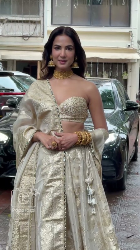 Sonal Chauhan Sets Style Goals in Sleek Off-Shoulder Ensemble