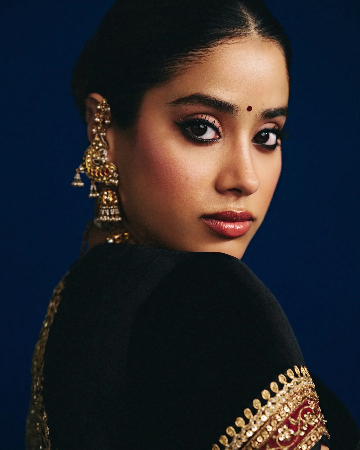 Janhvi Kapoor In Gold Earrings Jewellery Blue Saree - Image 1